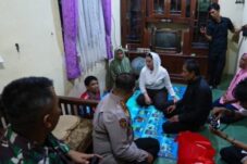 Cara Berbeda Sambut 2026, Bupati Paramitha Door to Door Beri Bantuan ke Warga Kurang Mampu