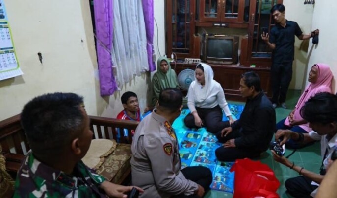 Cara Berbeda Sambut 2026, Bupati Paramitha Door to Door Beri Bantuan ke Warga Kurang Mampu