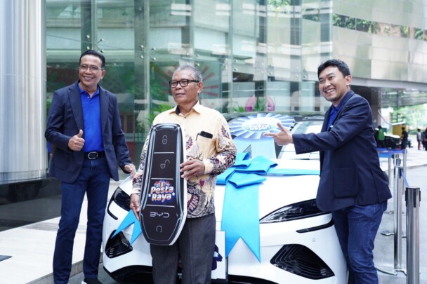 Bank Raya Serahkan Hadiah Program Pesta Raya, Dorong Inklusi Keuangan Digital
