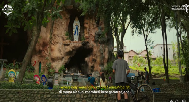 Gereja Puhsarang dikenal dengan arsitekturnya yang menyatu dengan alam. Tempat ini terbuka bagi semua pengunjung, menjadikannya ruang spiritual sekaligus destinasi wisata