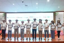 VIVA Apotek Perkuat Komitmen ESG Lewat Penanaman Mangrove di Taman Wisata Angke
