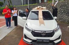 Wujudkan Mimpi Pelanggan, WeTV dan Telkomsel Serahkan Hadiah Mobil ke Pemenang Program “WeTV Bagi-Bagi Mobil”