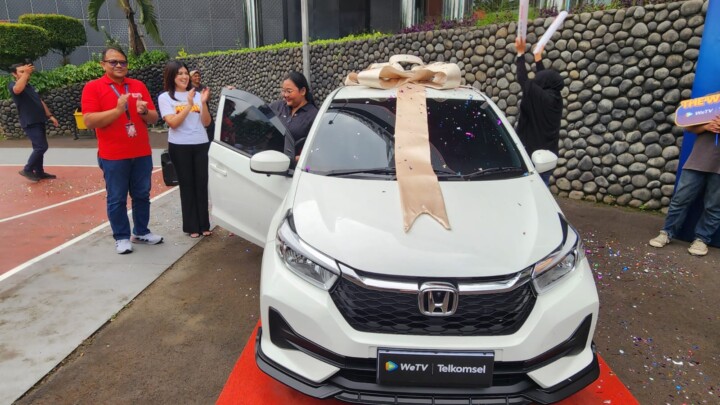 Wujudkan Mimpi Pelanggan, WeTV dan Telkomsel Serahkan Hadiah Mobil ke Pemenang Program “WeTV Bagi-Bagi Mobil”