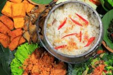 Paket Papajar Sevillage, Sensasi Makan Lesehan Khas Sunda di Alam Terbuka Ciloto