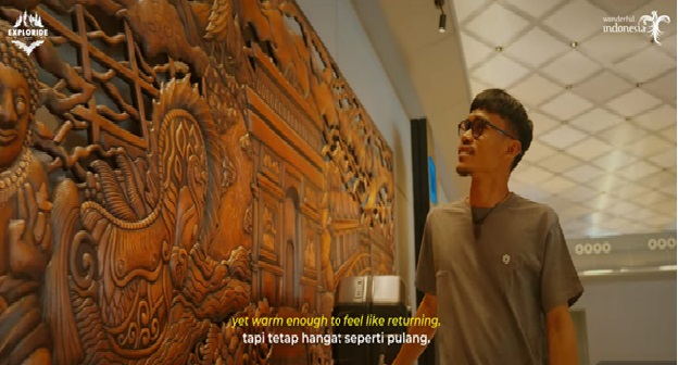 Bandara Dhoho International sebagai pintu masuk menuju kehidupan yang beranjak lebih perlahan. Tata ruangnya bersih dan terang, diperkaya dengan elemen visual pewayangan Panji Asmarabangun (Sumber: Kemenpar)