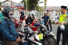 Jelang Buka Puasa, Satlantas Polres Brebes Bersama Insan Pers Bagikan Ratusan Takjil