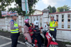 Cara Unik Satlantas Brebes Edukasi Lalu Lintas, Pengendara Tertib Dapat Cokelat