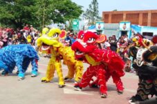 Atraksi Barongsai dan Naga Meriahkan Rest Area Banjaratma Saat Libur Imlek