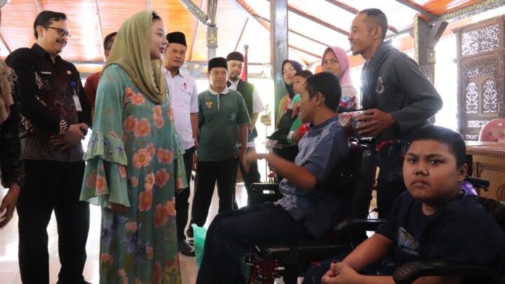 72 Difabel di Brebes Terima Alat Bantu Kesehatan dan Sembako