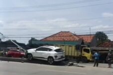 Minibus Ringsek Usai Tabrak Tiang Lampu di Pantura Tanjung Brebes