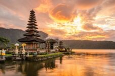 Pesona Indonesia: 7 Destinasi Wisata Favorit Para Pesohor Dunia