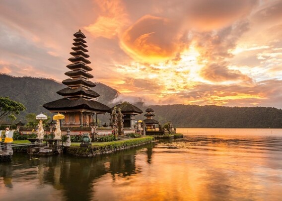 Pesona Indonesia: 7 Destinasi Wisata Favorit Para Pesohor Dunia