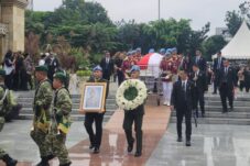 Sempat Diguyur Hujan, Prosesi Pemakaman Wapres ke-6 RI Try Sutrisno Berlangsung Khidmat