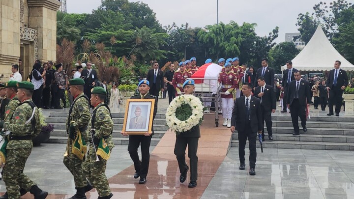Sempat Diguyur Hujan, Prosesi Pemakaman Wapres ke-6 RI Try Sutrisno Berlangsung Khidmat