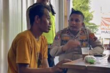 Kisah Pemudik Jalan Kaki Ratusan Kilometer, Kelelahan di Brebes, Dibantu Polisi Naik Bus Valet and Ride