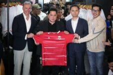 Erick Thohir Puji Jersey Baru Timnas Indonesia, Angkat Motif Batik
