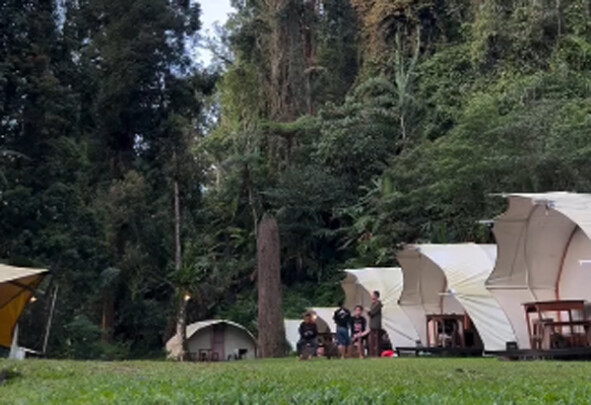 Situ Gunung Suspension Bridge Glamping Sukabumi: Wisata Alam dan Glampi