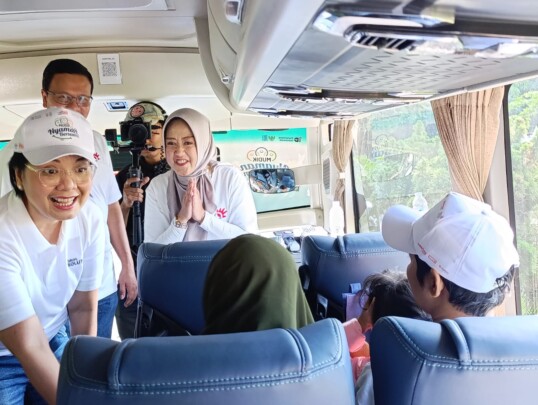 Direktur Enterprise & Business Service Telkom, Veranita Yosephine,berbincang-bincang dengan para pemudik dalam Program “Mudik Aman Berbagi Harapan” yang digelar Telkom Indonesia, dan dilepas keberangkatan dari Museum Satria Mandala, Selasa, 17 Maret 2026 (Beritakota.id/Achmad Fadli)