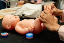 Ritual Pijat Bayi, Sentuhan Ibu dan Nyaman yang Lembut