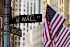 Wall Street Anjlok, Tertekan Konflik di Timur Tengah