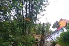 Hujan Deras Picu Longsor di Brebes, Bangunan Kamar Mandi SMP 3 Muhammadiyah Cilibur Ambruk