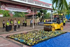 Polres Brebes Musnahkan Ribuan Botol Miras Hasil Operasi Pekat