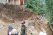 Warga Desa Cilibur Paguyangan Cor Jalan Rusak Akibat Longsor Secara Swadaya