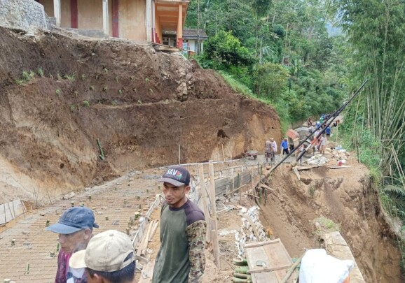 Warga Desa Cilibur Paguyangan Cor Jalan Rusak Akibat Longsor Secara Swadaya