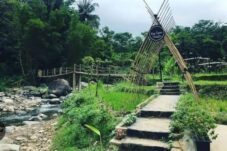 Kopi Tepian Sentul: Kafe Alam Hits di Bogor dengan View Sungai Leuwi Goong & Gunung Pancar