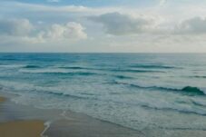 Wisata Pantai Menganti Kebumen: Aktivitas Seru, Spot Foto, hingga Rekomendasi Penginapan