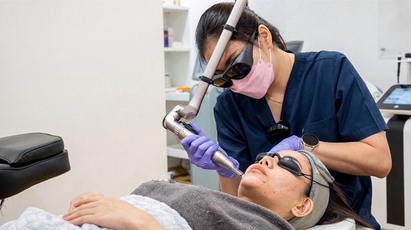 Pico Laser Jadi Tren Perawatan Kulit di Klinik Estetika, Solusi Cerah dan Anti-Aging Sekaligus