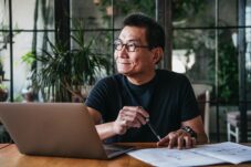Presbiopia di Usia 40+: Ini Tips Memilih Kacamata Progresif yang Nyaman dan Tepat