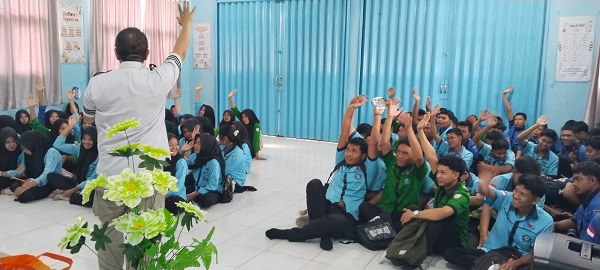 Pembekalan Karier SMKN 1 Way Kenanga: Bangun Mindset Sukses Hadapi Dunia Kerja