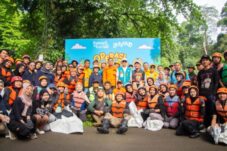 Peringati Hari Bumi, Sunset di Kebun Gelar Aksi Bersih Sungai Ciliwung Lewat Program Lesstari