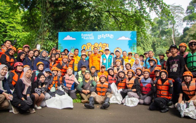 Peringati Hari Bumi, Sunset di Kebun Gelar Aksi Bersih Sungai Ciliwung Lewat Program Lesstari
