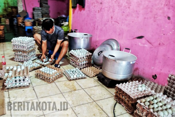 Di ruang sederhana, Edo menyortir ribuan telur bebek setelah masuk proses perebusan. Dalam sehari, ia mampu mengolah hingga 1.000 butir telur untuk memenuhi permintaan pelanggannya di daerah Tanah Tinggi Tangerang. Foto : Beritakota.id/Adang Sumarna