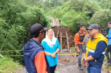 Bupati Paramitha Tinjau Jembatan Ambruk di Cilibur, Instruksikan Perbaikan Cepat