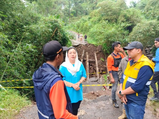 Bupati Paramitha Tinjau Jembatan Ambruk di Cilibur, Instruksikan Perbaikan Cepat
