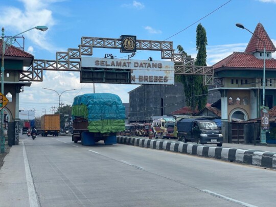 Warga Keluhkan Gapura Perbatasan Brebes di Losari Rusak Tak Kunjung Diperbaiki