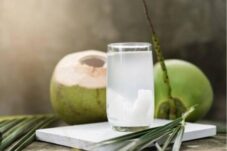 Penyakit yang Tidak Boleh Minum Air Kelapa Muda: Ini Daftar dan Risikonya