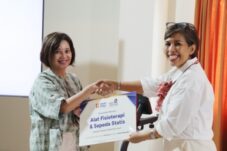 Bank Saqu Beri Bantuan Alat Fisioterapi untuk Lansia