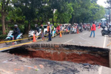Jalan Amblas Lenteng Agung Sebabkan Macet 2 Kilometer, Pengendara Diminta Cari Jalur Alternatif