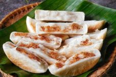 Kue Pancong: Jajanan Tradisional Betawi yang Bertransformasi Jadi Kuliner Kekinian Favorit Anak Muda