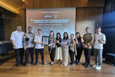Nissin Soklat & PT Monde Mahkota Biskuit Raih Rekor MURI, Libatkan 5.193 Siswa SD Tanam Ribuan Bunga