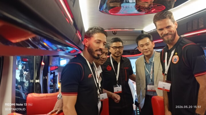Para pemain Persija Jakarta tampak menikmati suasana dalam bus listrik Klub Persija Jakarta