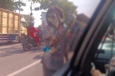 Marak Pengemis Anak dan Badut Mengemis di Simpang Lampu Merah Kota Brebes
