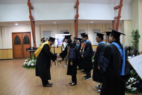 Ikhwan Ashadi Raih Doktor Ilmu Hukum dari Universitas Kristen Indonesia (UKI) dengan Diserteasi berjudul “Rekonstruksi Hukum Transfer Pricing Berbasis Kepastian Hukum untuk Mendukung Optimalisasi Penerimaan Negara Indonesia” (Foto: Beritakota.id/Fadli)