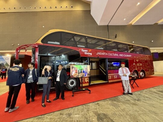 Salah satu peserta pameran Busworld Southeast Asia 2026 TransJakarta menghadirkan bus Open Dining 2026 (Foto: Fadli/Beritakota.id)
