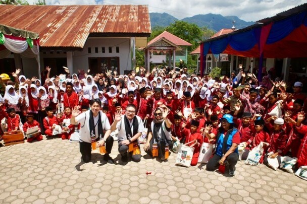 UNIQLO Salurkan Bantuan Rp11,1 Miliar untuk Pemulihan Banjir dan Longsor di Sumatra
