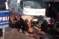 Truk Hino Seruduk Becak dan Tiga Motor di Pantura Brebes, Satu Tewas